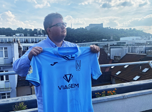 Ha giocato a calcio solo a FIFA, club lo ingaggia grazie ai 20mila euro del padre- immagine 2