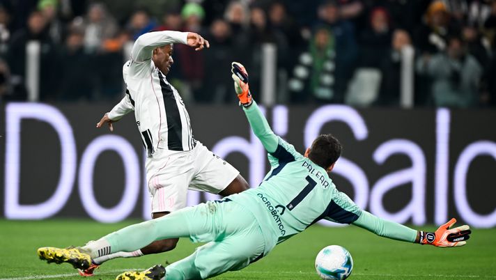 TURIN, ITALY - NOVEMBER 08: Jonathan David of Juventus kicks the ball and Alberto Paleari goalkeeper of Torino saves during the Serie A match between Juventus FC and Torino FC at Juventus Stadium on November 08, 2025 in Turin, Italy. (Photo by Daniele Badolato - Juventus FC/Juventus FC via Getty Images) Da Vanja a Paleari, le migliori parate del 2025- immagine 2
