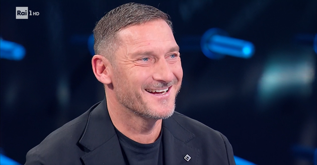 Totti giudice a ‘Tali e Quali’, dagli sketch con Malgioglio alle battute sugli artisti- immagine 5