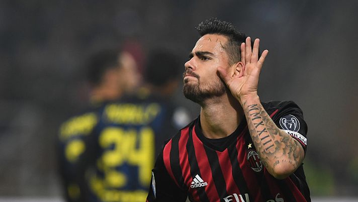 MILAN, ITALY - NOVEMBER 20: Fernandez Suso of AC Milan celebrates his second goal during the Serie A match between AC Milan and FC Internazionale at Stadio Giuseppe Meazza on November 20, 2016 in Milan, Italy. (Photo by Valerio Pennicino/Getty Images) Suso