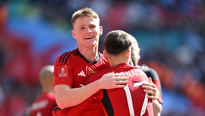 FOTO McTominay è atterrato a Capodichino: ecco chi lo attende all’aeroporto - immagine 1