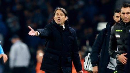L'allenatore dell'inter Simone Inzaghi dà indicazioni alla sua squadra nel corso della sfida di campionato tra Napoli e Inter (Photo by Francesco Pecoraro/Getty Images)