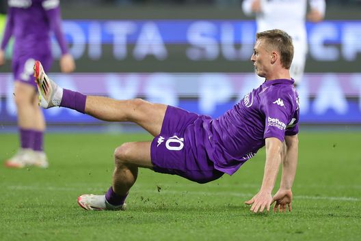 FLORENCE, ITALY - FEBRUARY 28: Albert Gudmundsson of ACF Fiorentina in action during the Serie A match between Fiorentina and Lecce at Stadio Artemio Franchi on February 28, 2025 in Florence, Italy. (Photo by Gabriele Maltinti/Getty Images) Le condizioni di Gudmundsson: “Vederlo titolare sarebbe un doppio miracolo”- immagine 2