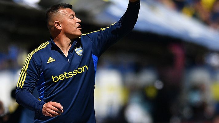 BUENOS AIRES, ARGENTINA - OCTOBER 01: Jorge Almiron, head coach of Boca Juniors gestures during a match between Boca Juniors and River Plate as part of Copa de la Liga Profesional 2023 at Estadio Alberto J. Armando on October 01, 2023 in Buenos Aires, Argentina. (Photo by Marcelo Endelli/Getty Images) Boca, Almirón accusa l’arbitro Merlos: “Si è visto chiaramente che tifa River” - immagine 1