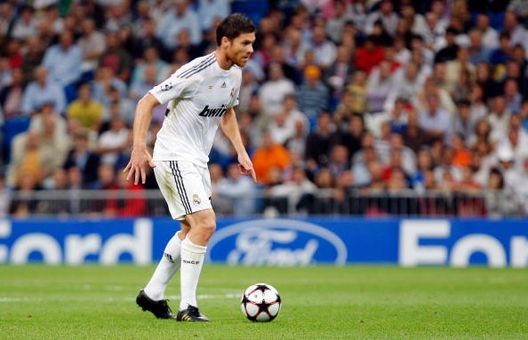 Xabi Alonso del Real Madrid in azione durante la partita del Gruppo C di UEFA Champions League tra Real Madrid e Marsiglia al Santiago Bernabeu, il 30 settembre 2009 a Madrid Il match dei debuttanti: Xabi Alonso ed Inzaghi esordiscono con un pari- immagine 2