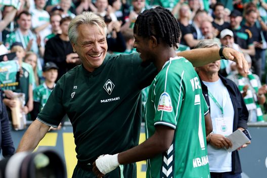 BREMEN, GERMANIA - 30 AGOSTO: L'allenatore Horst Steffen del SV Werder Bremen festeggia con Samuel Mbangula del SV Werder Bremen dopo il pareggio per 3-3 nella partita di Bundesliga tra SV Werder Bremen e Bayer 04 Leverkusen al Weserstadion il 30 agosto 2025 a Brema, Germania. (Foto di Christof Koepsel/Getty Images) Samuel Mbangula si gode il Werder Brema: “Cambiare aria mi ha fatto bene”- immagine 2