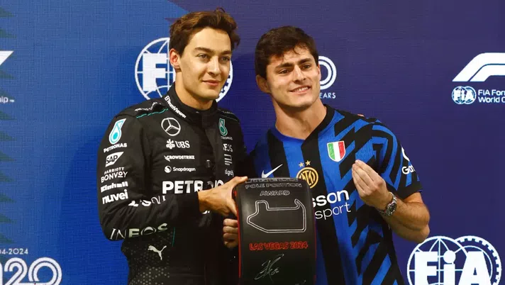 Formula 1 nerazzurra: George Russell premiato per la pole da Gianluca Conte in maglia Inter - immagine 1