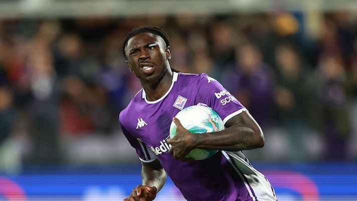 FLORENCE, ITALY - OCTOBER 26: Moise Kean of ACF Fiorentina celebrates after scoring a goal during the Serie A match between ACF Fiorentina and Bologna FC 1909 at Artemio Franchi on October 26, 2025 in Florence, Italy. (Photo by Gabriele Maltinti/Getty Images) I voti di Fiorentina-Bologna al fanta: la scelta su Rowe! Kean come Castro, Gudmundsson più di Orsolini - immagine 1