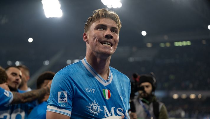 NAPLES, ITALY - DECEMBER 07: Rasmus Hojlund celebrates the 2 - 1 goal during the Serie A match between SSC Napoli and Juventus FC at Stadio Diego Armando Maradona on December 07, 2025 in Naples, Italy. (Photo by SSC NAPOLI/SSC NAPOLI via Getty Images) Biasin: “Conte ha un pregio. Scudetto? Milan favorito. Hojlund mostruosamente forte!” - immagine 1