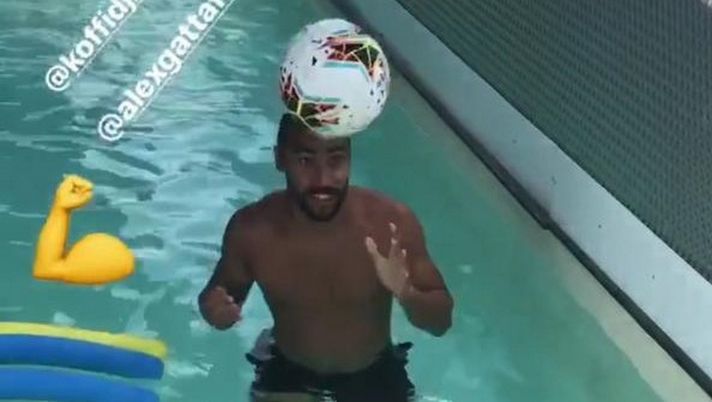 Falque e Djidji tra gioco e lavoro in piscina (Instagram) Torino, da Lyanco a Falque: staff medico al lavoro per allungare la coperta di Mazzarri - immagine 1