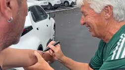 VIDEO / Roma, Gasperini non ci crede: un tifoso vuole tatuarsi il suo autografo sul braccio