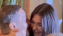 Totti canta ‘Più bella cosa’ con Chanel e si emoziona: il video tenerissimo ai 18 anni