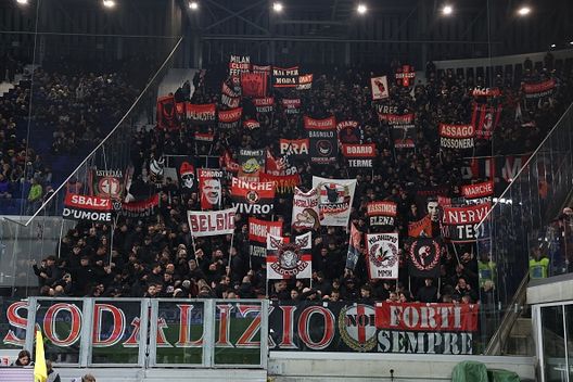 milan-in-difficolta-ma-fra-giocatori-e-tifosi-a-bergamo-cori-e-saluti