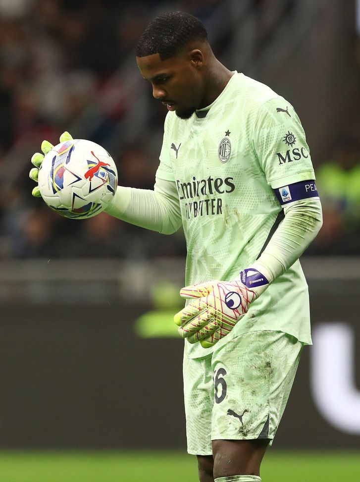 MILAN, ITALY - APRIL 02: Mike Maignan of AC Milan in action during the coppa Italia Semi Final match between AC Milan and FC Internazionale at Stadio Giuseppe Meazza on April 02, 2025 in Milan, Italy. (Photo by Marco Luzzani/Getty Images)  Maignan pronto al rientro: dagli esami non è emersa alcuna complicazione- immagine 2