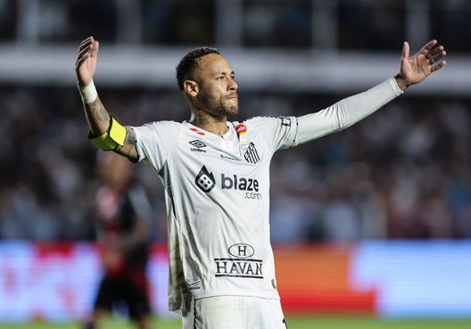 SANTOS, BRASILE - 05 FEBBRAIO: Neymar del Santos reagisce durante la partita del Campeonato Paulista 2025 tra Santos e Botafogo allo stadio Urbano Caldeira (Vila Belmiro) il 05 febbraio 2025 a Santos, Brasile. (Foto di Alexandre Schneider/Getty Images) Santos Neymar