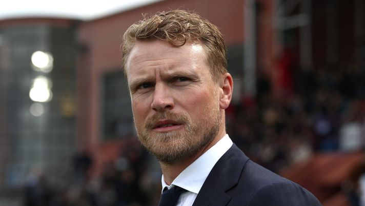 COMO, ITALY - MARCH 22: Pisa SC coach Oscar Hiljemark looks on during the Serie A match between Como 1907 and Pisa SC at Giuseppe Sinigaglia Stadium on March 22, 2026 in Como, Italy. (Photo by Marco Luzzani/Getty Images) Pisa, Hiljemark: “Como tra le migliori d’Italia. Ci mancano 8 partite, non siamo una squadra morta”- immagine 2