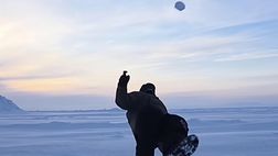 Ibra e la rovesciata sulla neve: 44 anni e non sentirli