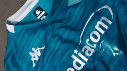 Fiorentina, la terza maglia è azzurra: tra riflessi dell’acqua e poesie