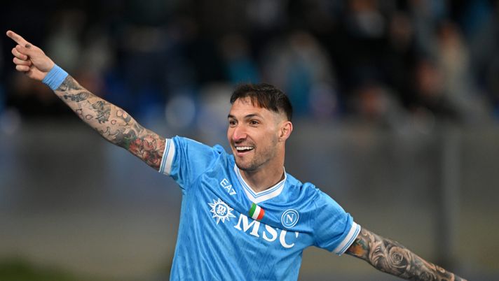 NAPLES, ITALY - APRIL 06: Matteo Politano of SSC Napoli celebrates after scoring the opening goal during the Serie A match between SSC Napoli and AC Milan at Stadio Diego Armando Maradona on April 06, 2026 in Naples, Italy. (Photo by Francesco Pecoraro/Getty Images) Longhi sicuro: “Il gol di Politano ha spento le speranze scudetto del Milan” - immagine 1