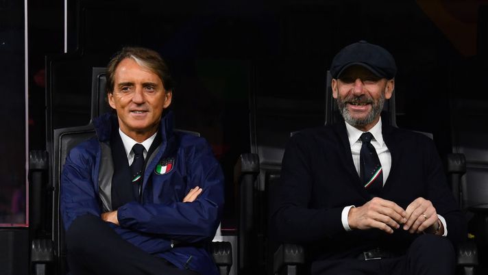 MILAN, ITALY - OCTOBER 06: Head coach of Italy Roberto Mancini and Gianluca Vialli look on before the UEFA Nations League 2021 Semi-final match between Italy and Spain at Giuseppe Meazza Stadium on October 06, 2021 in Milan, Italy. (Photo by Claudio Villa/Getty Images) Vialli, Mancini lo ricorda sui social: “Un cuore che batte in due anime” - immagine 1