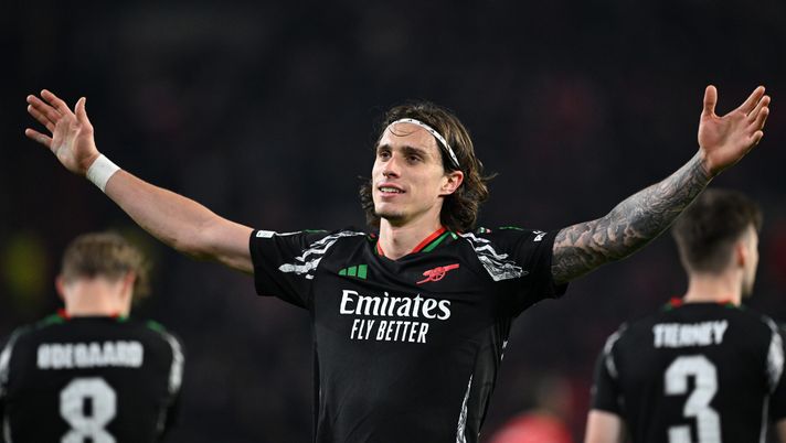 EINDHOVEN, NETHERLANDS - MARCH 04: Riccardo Calafiori of Arsenal celebrates scoring his team's seventh goal during the UEFA Champions League 2024/25 UEFA Champions League 2024/25 Round of 16 first leg match between PSV and Arsenal FC at PSV Stadion on March 04, 2025 in Eindhoven, Netherlands. (Photo by Justin Setterfield/Getty Images) Calafiori choc: “Amo Totti ma De Bruyne è più forte” - immagine 1