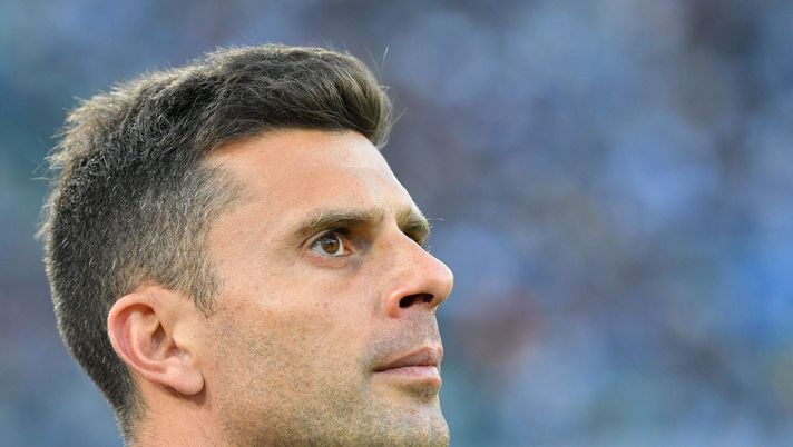 Bologna's Italian coach Thiago Motta looks on prior to the Italian Serie A footbal match between Napoli and Bologna on October 16, 2022 at the Diego-Maradona stadium in Naples. (Photo by Tiziana FABI / AFP) (Photo by TIZIANA FABI/AFP via Getty Images) Thiago Motta: “Sarà un privilegio giocare con l’Inter. Ai ragazzi dico: date tutto”- immagine 1