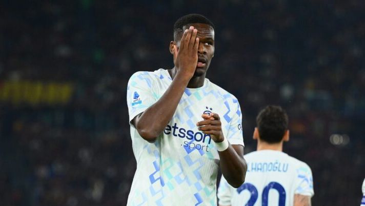 ROME, ITALY - OCTOBER 18: Ange Yoan Bonny of FC Internazionale celebrates after scoring the goal during the Serie A match between AS Roma and FC Internazionale at Olimpico Stadium on October 18, 2025 in Rome, Italy. (Photo by Mattia Pistoia - Inter/Inter via Getty Images) I voti di Roma-Inter al fantacalcio: la scelta su C. Augusto e Ferguson, che Bonny! Svilar come Soulé - immagine 1