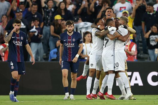 I giocatori del Botafogo festeggiano la vittoria contro il PSG (Foto di Harry How/Getty Images) Come finirà Seattle-PSG? ChatGPT non ha dubbi: ecco il pronostico del Girone B- immagine 2