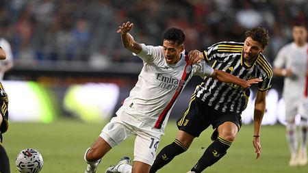 CARSON, CALIFORNIA - JULY 27: Tijjani Reijnders of AC Milan is challenged by Manuel Locatelli of Juventus during the Pre-Season Friendly match between Juventus and AC Milan at Dignity Health Sports Park on July 27, 2023 in Carson, California. (Photo by Claudio Villa/AC Milan via Getty Images)