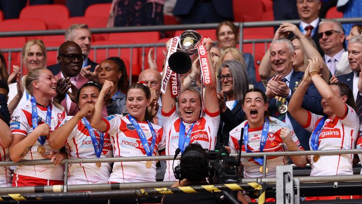LONDON, ENGLAND - JUNE 08: Jodie Cunnigham of St.Helens celebrates with the trophy after winning the Betfred Women's Challenge Cup Final match between St Helens and Leeds Rhinos at Wembley Stadium on June 08, 2024 in London, England. (Photo by Paul Harding/Getty Images) St Helens rugby donne