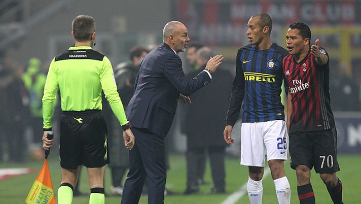 MILAN, ITALY - NOVEMBER 20: Head coach of FC Internazionale Stefano Pioli, Joao Miranda of FC Internazionale and Carlos Bacca of AC Milan during the Serie A match between AC Milan and FC Internazionale at Stadio Giuseppe Meazza on November 20, 2016 in Milan, Italy. (Photo by Marco Luzzani - Inter/FC Internazionale via Getty Images) Quando Pioli cambia panchina nella settimana del derby: nel 2016 finì 2-2… - immagine 1