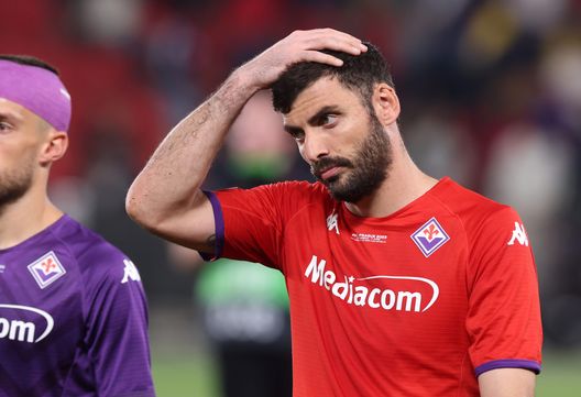 PRAGUE, CZECH REPUBLIC - JUNE 07: Pietro Terracciano of ACF Fiorentina looks dejected following the team's defeat during the UEFA Europa Conference League 2022/23 final match between ACF Fiorentina and West Ham United FC at Eden Arena on June 07, 2023 in Prague, Czech Republic. (Photo by Alex Grimm/Getty Images) Bucchioni boccia Terracciano: “Troppi errori, rischia di perdere il posto”- immagine 2