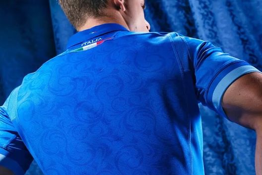 (Foto tratta da ansa.it) Rugby, ecco la nuova maglia dell'Italia: c'è Michelangelo sul posteriore