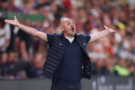 PRAGUE, CZECH REPUBLIC - JUNE 07: Vincenzo Italiano, Head Coach of ACF Fiorentina, reacts during the UEFA Europa Conference League 2022/23 final match between ACF Fiorentina and West Ham United FC at Eden Arena on June 07, 2023 in Prague, Czech Republic. (Photo by Alex Grimm/Getty Images)