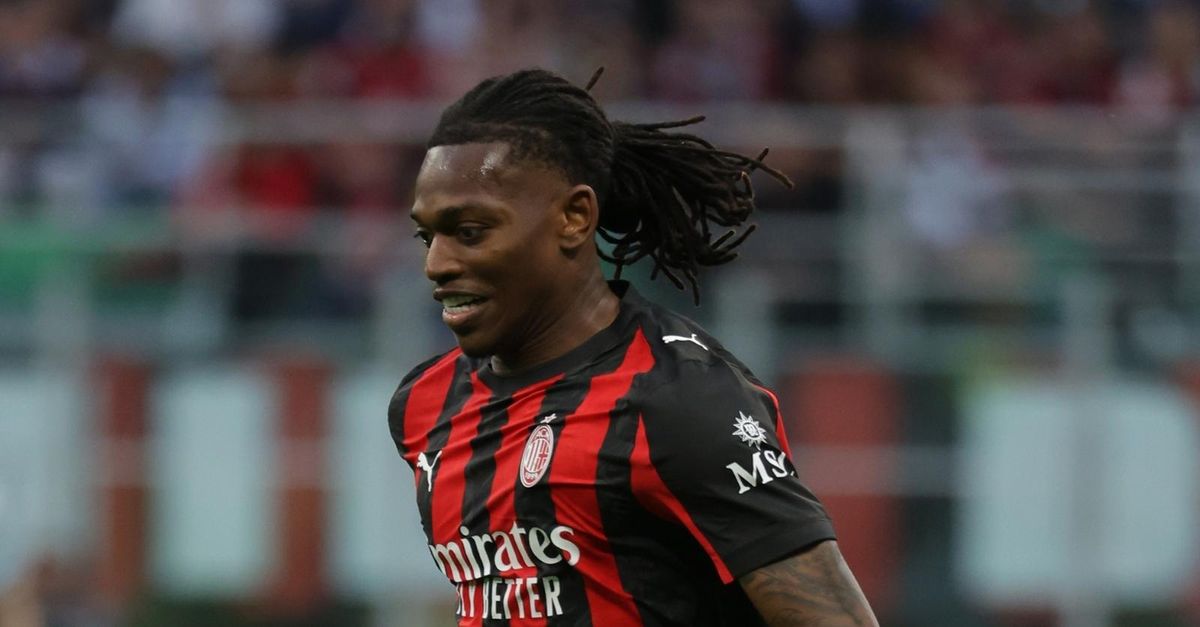 agresti tifosi e atmosfera fuori e dentro il milan leao verso l8217uscita da Pianetamilan.it agresti tifosi e atmosfera fuori e dentro il milan leao verso l8217uscita