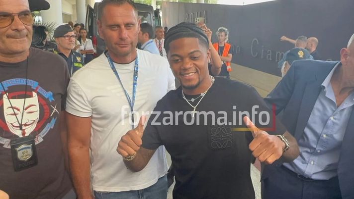 Roma, ecco Bailey: è atterrato a Ciampino. Cori e applausi dei tifosi Roma, ecco Bailey: è atterrato a Ciampino. Cori e applausi dei tifosi - immagine 1