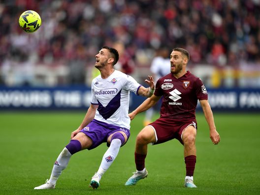 TURIN, ITALY - MAY 21: Aleksa Terzic of ACF Fiorentina and Nikola Vlasic of Torino FC battle for possession during the Serie A match between Torino FC and ACF Fiorentina at Stadio Olimpico di Torino on May 21, 2023 in Turin, Italy. (Photo by Valerio Pennicino/Getty Images) Salisburgo, Terzic si presenta: “Scelta mia. Club perfetto per crescere”- immagine 2