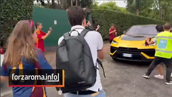 Raduno Roma, ecco Dybala a Trigoria: fan in delirio per la Joya