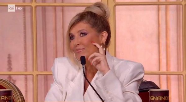 Icardi si è tenuto la coppa di Ballando con le Stelle, la Lucarelli a Wanda: “C’è chi si tiene…”- immagine 2