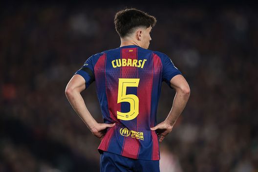BARCELONA, SPAIN - APRIL 08: Pau Cubarsi of FC Barcelona looks dejected after receive the red card during the UEFA Champions League 2025/26 Quarter-Final First Leg match between FC Barcelona and Club Atlético de Madrid at Estadi Olimpic Lluis Companys on April 08, 2026 in Barcelona, Spain. (Photo by Eric Alonso/Getty Images) Deco analizza i problemi difensivi del Barcellona: “Difendere è responsabilità di tutta la squadra”- immagine 2