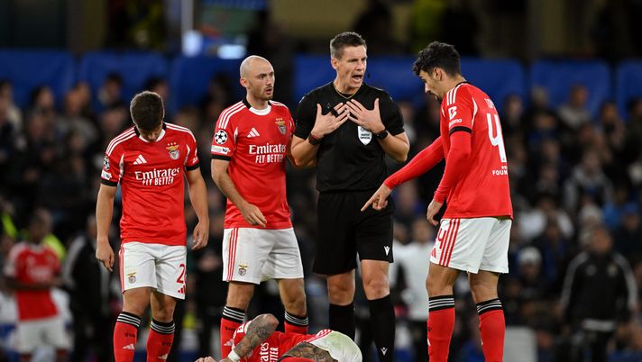 LONDON, ENGLAND - SEPTEMBER 30: Referee, Daniel Siebert
gestures as Richard Rios of Benfica reacts with an injury during the UEFA Champions League 2025/26 League Phase MD2 match between Chelsea FC and SL Benfica at Stamford Bridge on September 30, 2025 in London, England. (Photo by Mike Hewitt/Getty Images) Emergenza Benfica: squadra e staff dimezzati per un virus alla vigilia del match contro il Porto- immagine 2