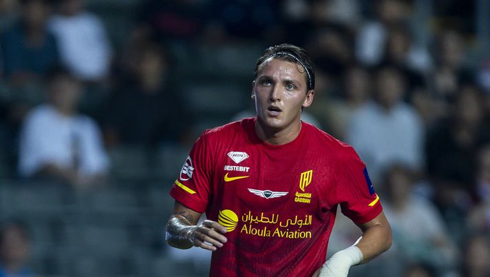 HONG KONG, CHINA - AUGUST 20: Mateo Retegui of Al Qadisah looks on during the Saudi Super Cup semi final between Al-Ahli and Al-Qadsiah at Hong Kong Stadium on August 20, 2025 in Hong Kong, China. (Photo by Yu Chun Christopher Wong/Eurasia Sport Images/Getty Images) Gazzetta: “Va trovato il Retegui viola. Non si deve invadere lo spazio di Kean” - immagine 1