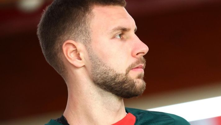 Strahinja Pavlovic (difensore AC Milan), qui durante un allenamento dei rossoneri a Milanello | Milan News (Getty Images) Verso Roma-Milan, Pavlovic vuole tornare titolare: le ultime novità