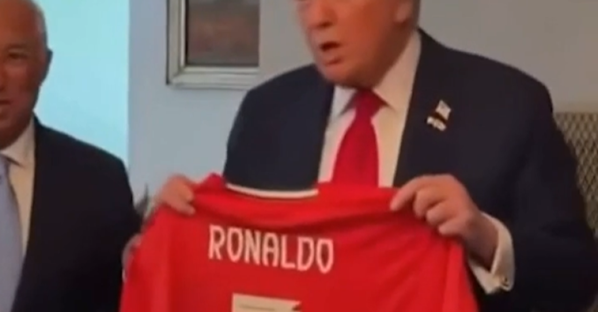 Cristiano Ronaldo, maglia con dedica inaspettata per Trump | VIDEO