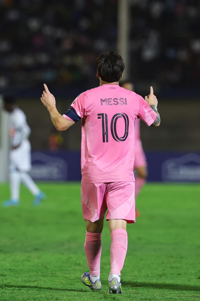 KINGSTON, GIAMAICA - 13 MARZO: Lionel Messi #10 dell'Inter Miami CF celebra dopo aver segnato il secondo gol della squadra durante la partita di ritorno degli ottavi di finale della Concacaf Champions Cup 2025 tra Cavalier SC e Inter Miami CF allo Stadio Nazionale Giamaicano il 13 marzo 2025 a Kingston, Giamaica. (Foto di Kevin C. Cox/Getty Images)