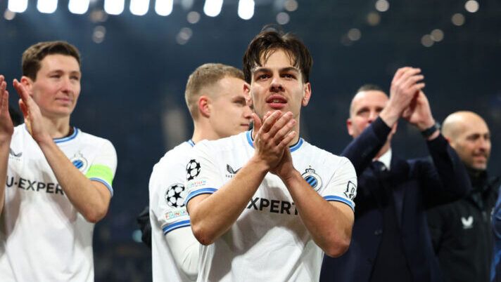 BERGAMO, ITALY - FEBRUARY 18: Ardon Jashari of Club Brugge KV celebrates victory following the UEFA Champions League 2024/25 League Knockout Play-off second leg match between Atalanta BC and Club Brugge KV at Gewiss Stadium on February 18, 2025 in Bergamo, Italy. (Photo by Francesco Scaccianoce/Getty Images) Jashari passa ai fatti: non andrà in ritiro col Bruges. Cosa succede ora con il Milan - immagine 1