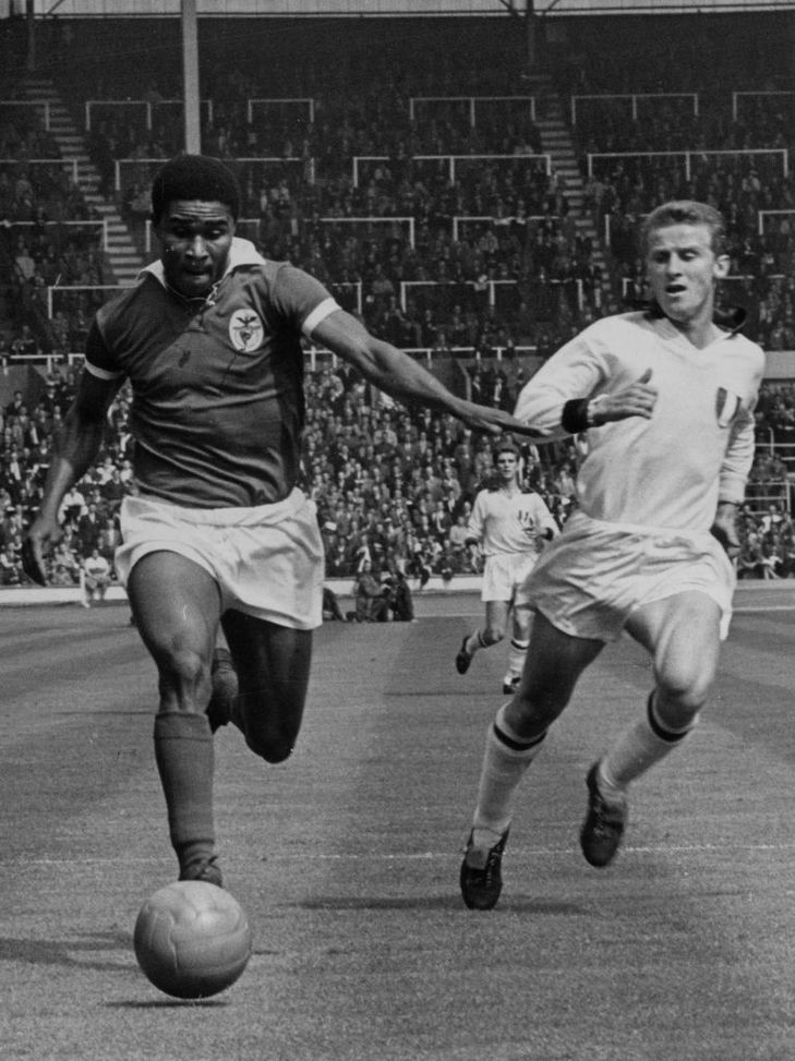 Eusébio e Giovanni Trapattoni durante la finale di Coppa dei Campioni tra Milan e Benfica. (Foto di Central Press/Getty Images) Benfica-Sporting, i precedenti del derby della capitale portoghese- immagine 4