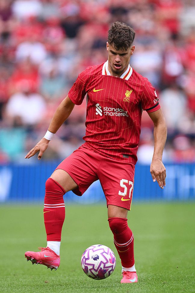Milos Kerkez, durante l'amichevole col Preston, con la maglia del Liverpool  Kerkez pre Milan-Liverpool: “Ho bei ricordi ma darò tutto; sarà una gara divertente”- immagine 2