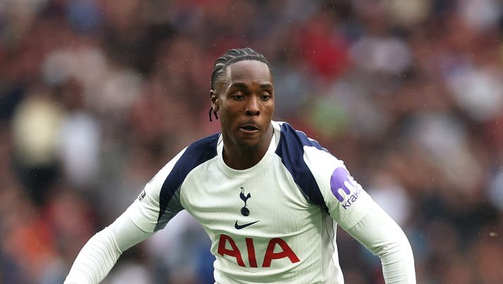 LONDON, ENGLAND - AUGUST 30: Mathys Tel of Tottenham Hotspur during the Premier League match between Tottenham Hotspur and Bournemouth at Tottenham Hotspur Stadium on August 30, 2025 in London, England. (Photo by Julian Finney/Getty Images) Tottenham-Doncaster, streaming live e diretta tv: dove vedere la partita gratis - immagine 1