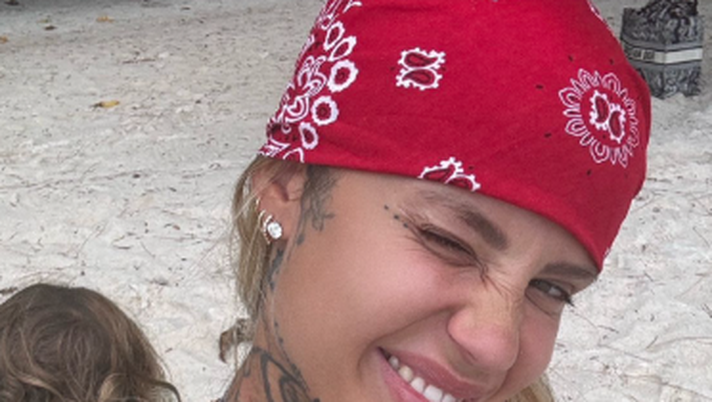 Zoe Cristofoli, décolleté spettacolare. Lady Hernandez, fisico super in bikini - immagine 1